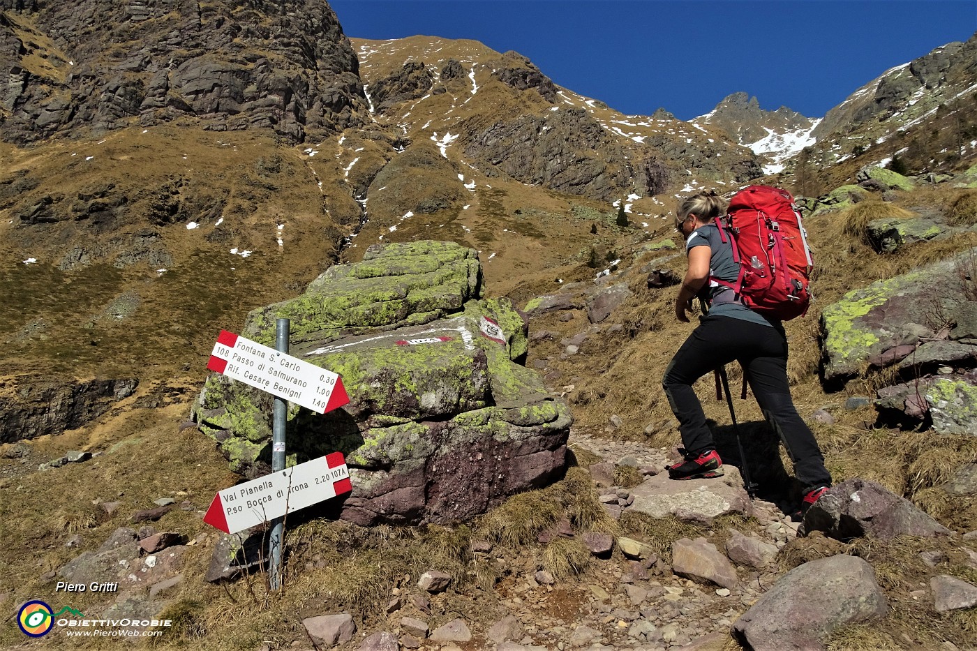 19 Incrocio di sentieri con vista in alto a dx su Cima Valletto.JPG